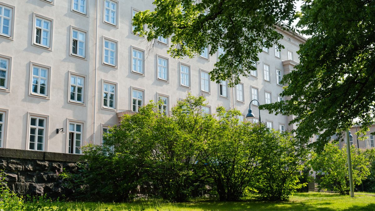 Den stämningsfulla sjukhusparken är skyddad och ursprungliga träd och annan växtlighet bevaras så mycket som möjligt.