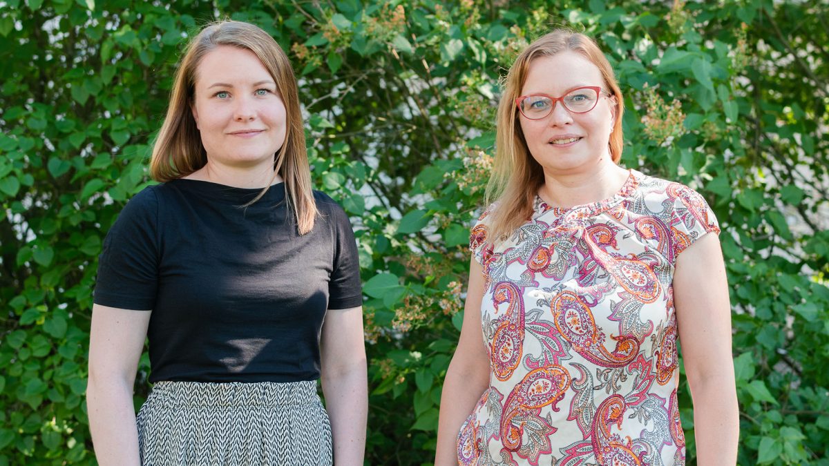 Anni Tyni och Ulla Nykter på Dals sjukhusområde sommaren 2022.