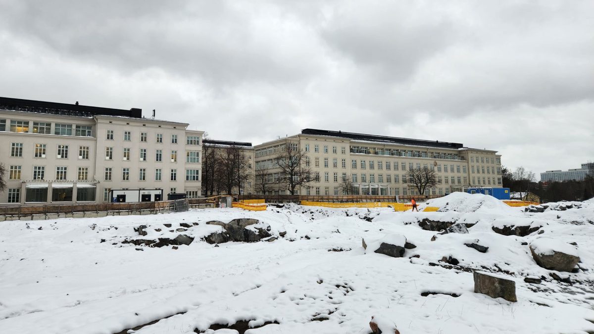 Kaksi vanhaa sairaalarakennusta, lunta maassa, harmaa taivas.
