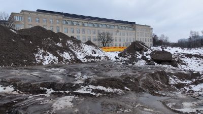 Sairaalan edessä on työmaa, jolla on maakasa ja paljasta kalliota.