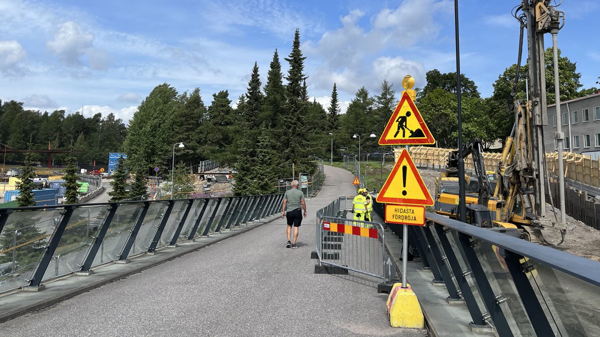 Tietyön liikennemerkki on sillalla.