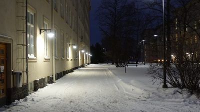 Vanha sairaalapiha ja valot talvisessa, pimeässä illassa.