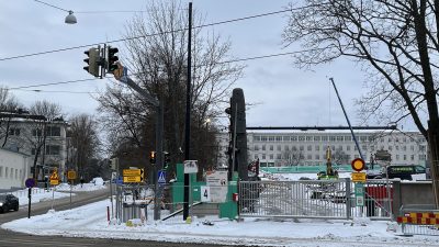 Työmaa-alue ja katumaisemaa talvella.