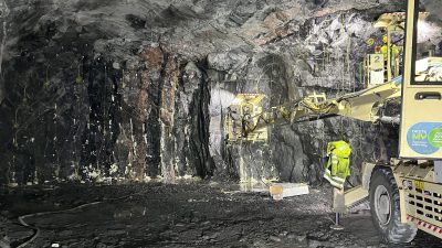 Työkone seisoo kalliotunnelin perällä.