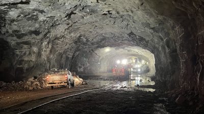 Työkoneita kalliotunnelissa.
