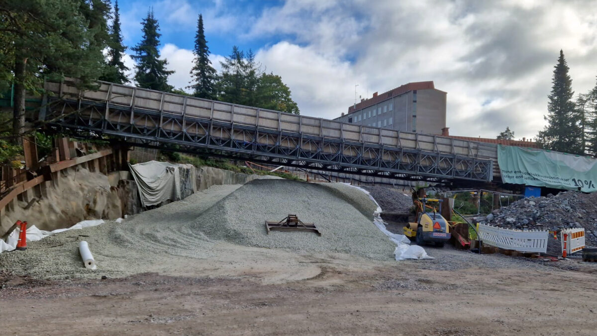 Kevyen liikenteen väliaikainen silta Auroranportin vieressä. Kuva 9 2025.