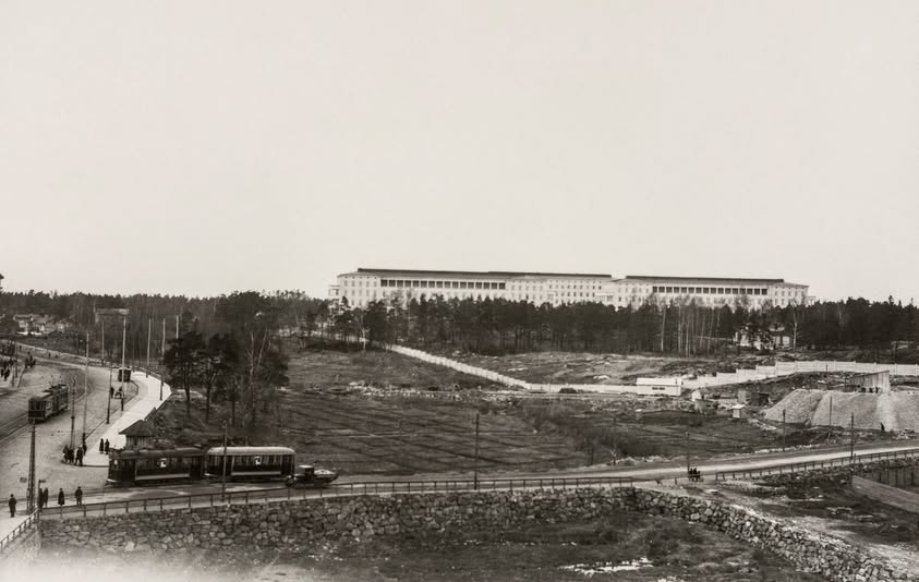 Maisemakuvaa Helsingin kaupungin tuberkuloosisairaalasta (nykyinen Laakson sairaala) vuodelta 1929. Etualalla kuvassa on Nordenskiöldinkatu ja kuvassa näkyy myös kunnostettava muuri. Kuvaaja: Anton Rönnberg / Helsingin kaupunginmuseon kuva-arkisto.