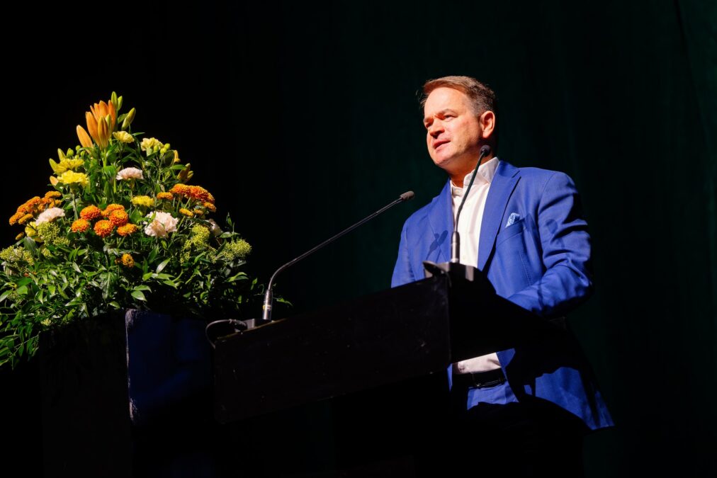 SRV:s verkställande direktör Saku Sipola talade om projektets ekonomiska och sysselsättningsmässiga konsekvenser. Foto: Aki Rask.